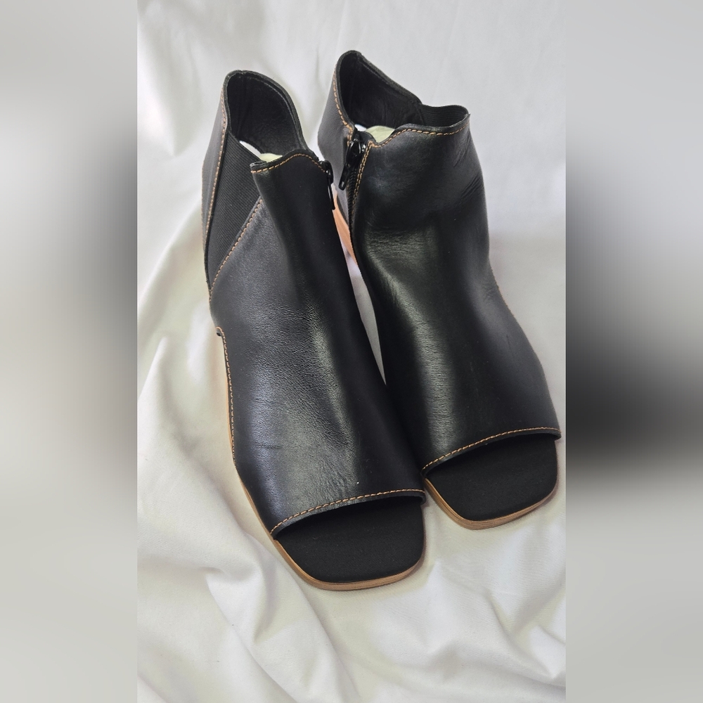 Kelsi Dagger Black flat open toe sandals
gently used super cute for spring